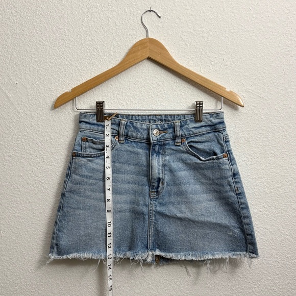 American Eagle AE 90’s High Rise Mini Skirt Stretch Jean Denim Light Wash size 2 - Picture 6 of 9
